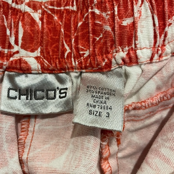 Chico’s capri pants with pockets. Deep coral/white tropical pattern. Size 3 - Picture 4 of 8